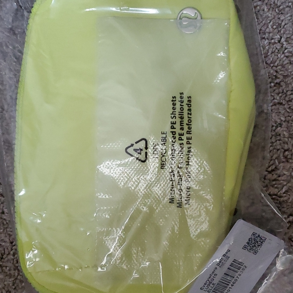 🆕️ LULULEMON EVERYWHERE BELT BAG - ELECTRIC LEMON COLOR - Picture 9 of 12